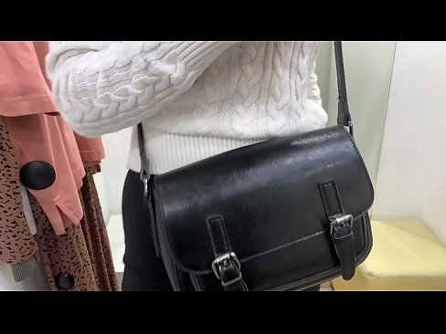 ❤️ 試着室でディルドを使った若い雌犬フェラルベリーの公開オナニー ❤️ 美女ポルノ ❌️